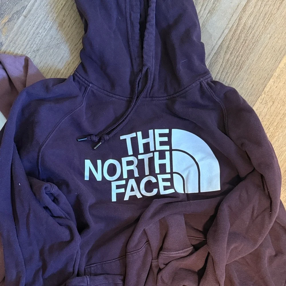 2 hoodies The North Face Mauve and Plum Hoodies - Picture 3 of 5